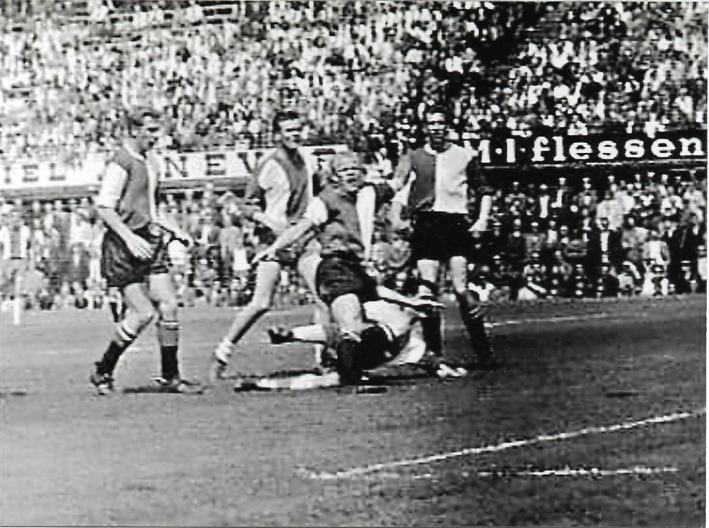foto 15-05-1966 Feyenoord - Elinkwijk 2x, Verzenden, Zo goed als nieuw, Feyenoord, Poster, Plaatje of Sticker