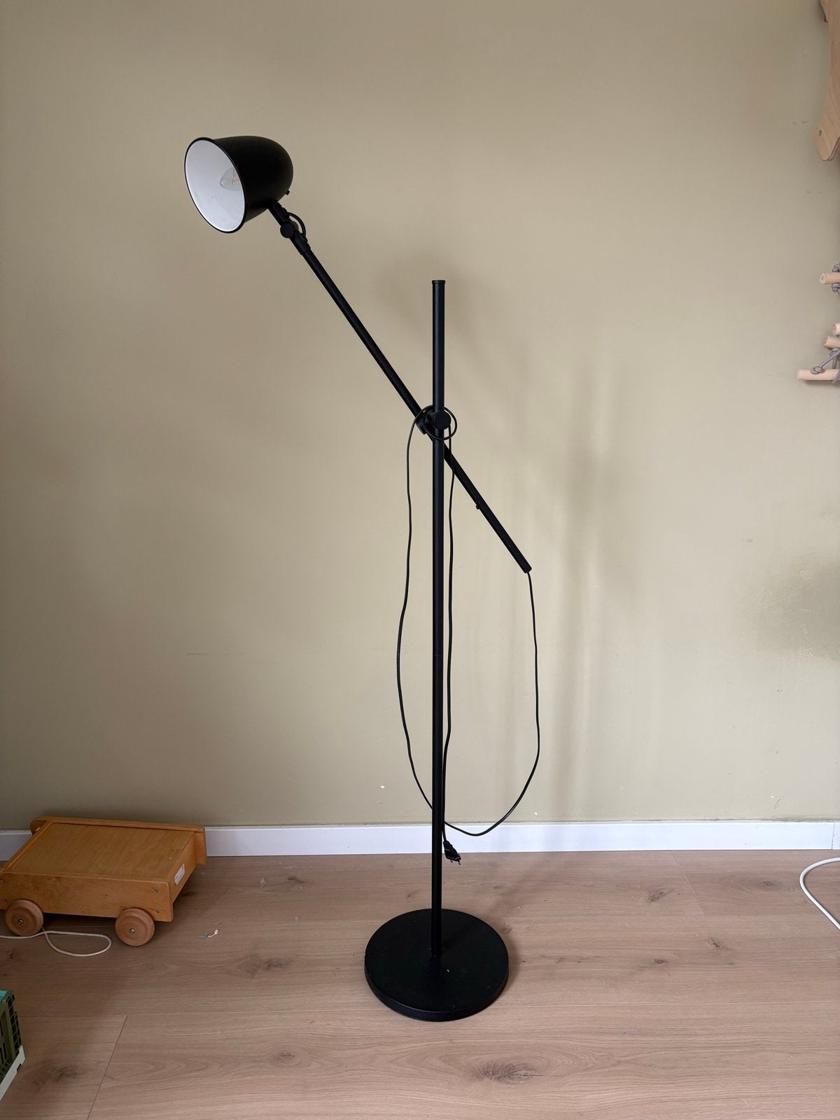 IKEA Skurup staande lamp - Zwart, verstelbaar, Ophalen, Zo goed als nieuw, Metaal, 150 tot 200 cm