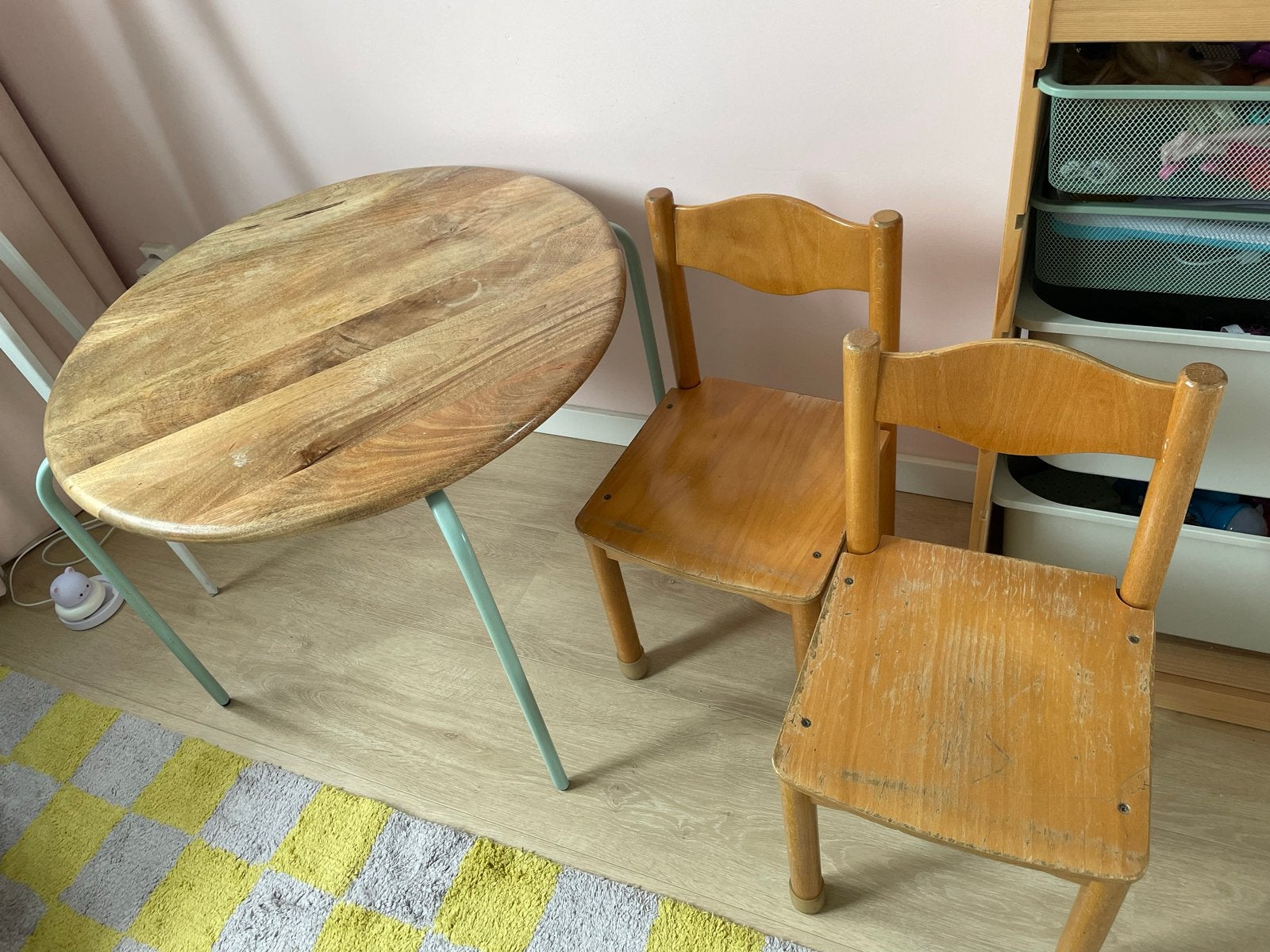 Houten kindertafel en twee vintage stoeltjes, Ophalen of Verzenden, Zo goed als nieuw, Tafel(s) en Stoel(en)