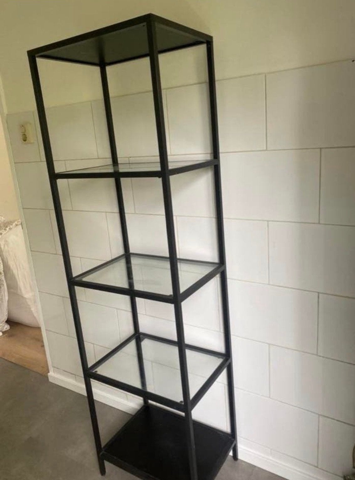 IKEA VITTSJÖ Stellingkast - zwartbruin/glas, Huis en Inrichting, Kasten | Buffetkasten, Ophalen of Verzenden, Zo goed als nieuw