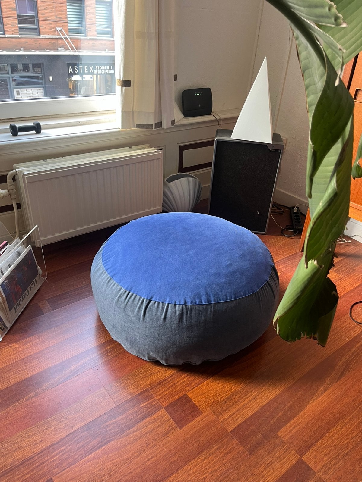 Coco Mat poef Kobaltblauw / Grijs, Huis en Inrichting, Ophalen, Zo goed als nieuw, Rond