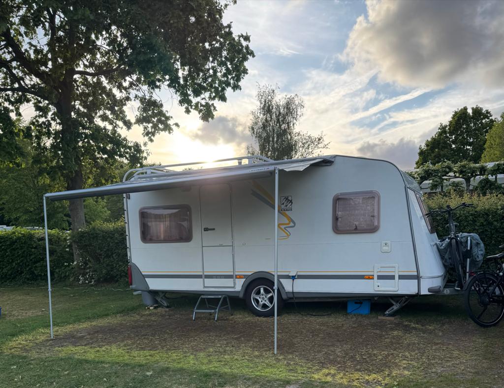 Knaus Sudwind 450 TUF - Compacte en complete caravan, Caravans en Kamperen, Vast bed, Rondzit, Particulier, 4 tot 5 meter