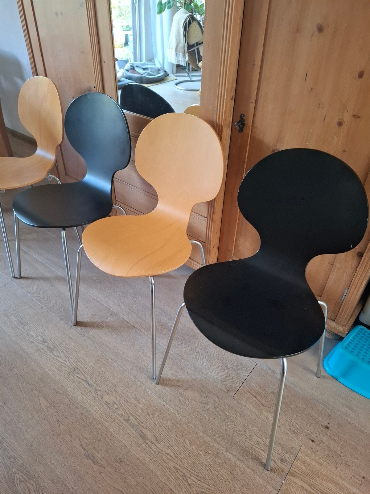 Set van 4 designstijl vlinderstoelen - hout en metaal, Huis en Inrichting, Gebruikt, Zwart, Vier, Hout