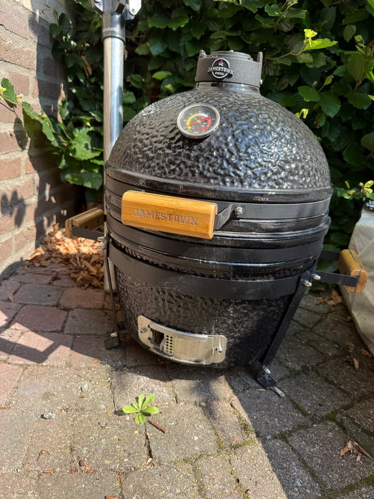 Jamestown Kamado BBQ - Compact en Gebruikt, Ophalen, Gebruikt