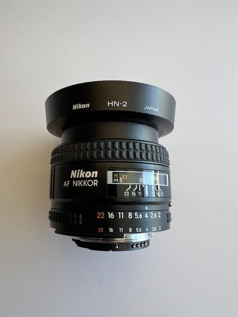 Nikon Nikkor 35mm 1:2D F/2 + HN-2 zonne kap, Ophalen of Verzenden, Gebruikt, Standaardlens