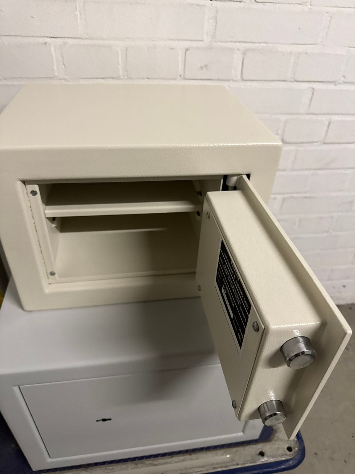 Zeer degelijke compacte kluis brandkast NIEUW + certificaat, Ophalen, Nieuw, Brandkast