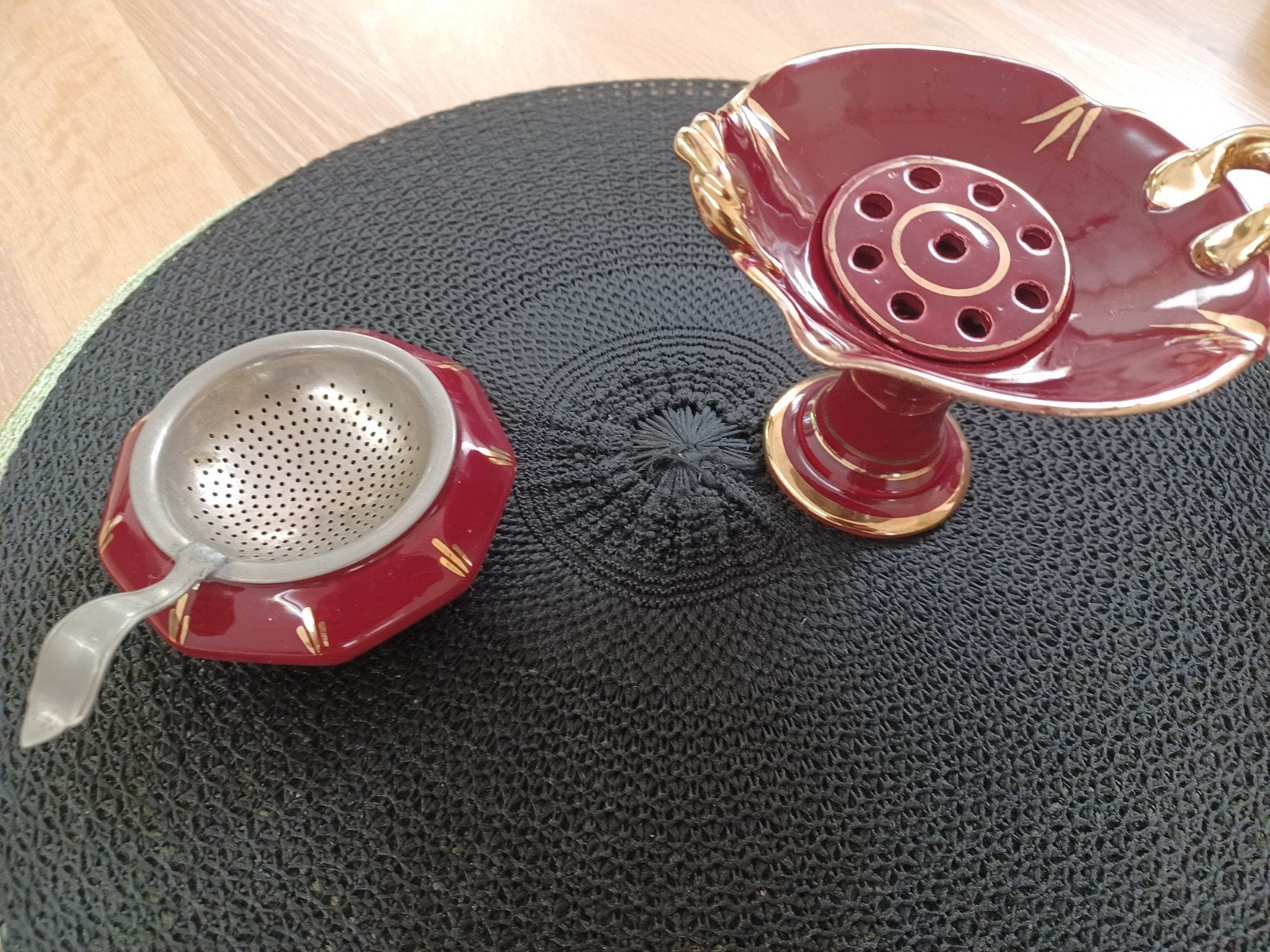 Antiek theezeefje en houder set wjinrood, Ophalen of Verzenden
