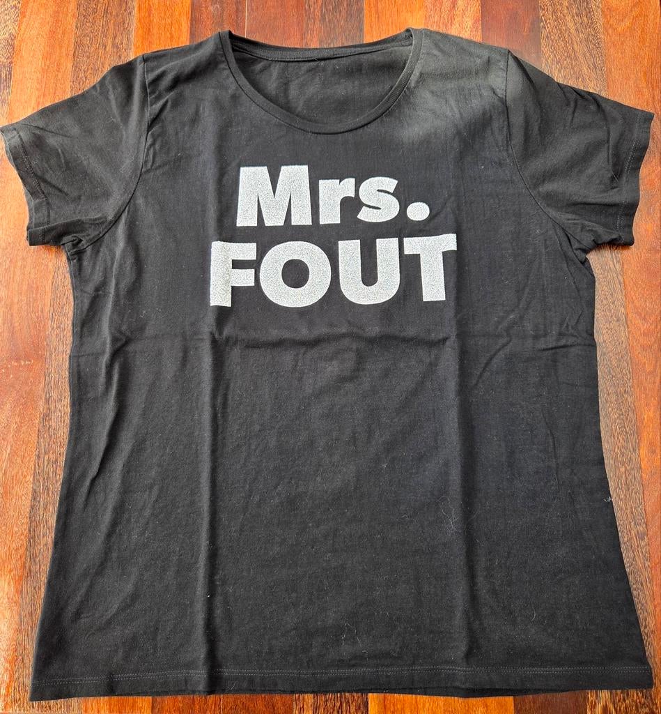 T-shirt Mrs. FOUT - Zwart - Maat XL - Nieuwstaat, Ophalen of Verzenden, Zo goed als nieuw, Zwart, Korte mouw