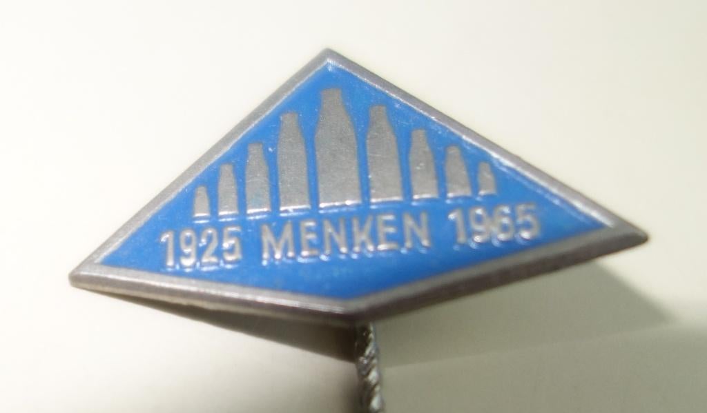 Vintage metalen speldje van de melkfabriek Menken, Verzenden, Zo goed als nieuw, Overige onderwerpen, Speldje of Pin