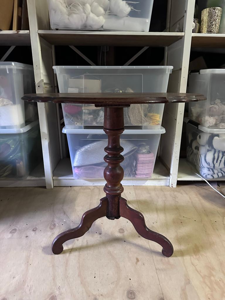 Antieke houten bijzettafel met sierlijke poot, Ophalen