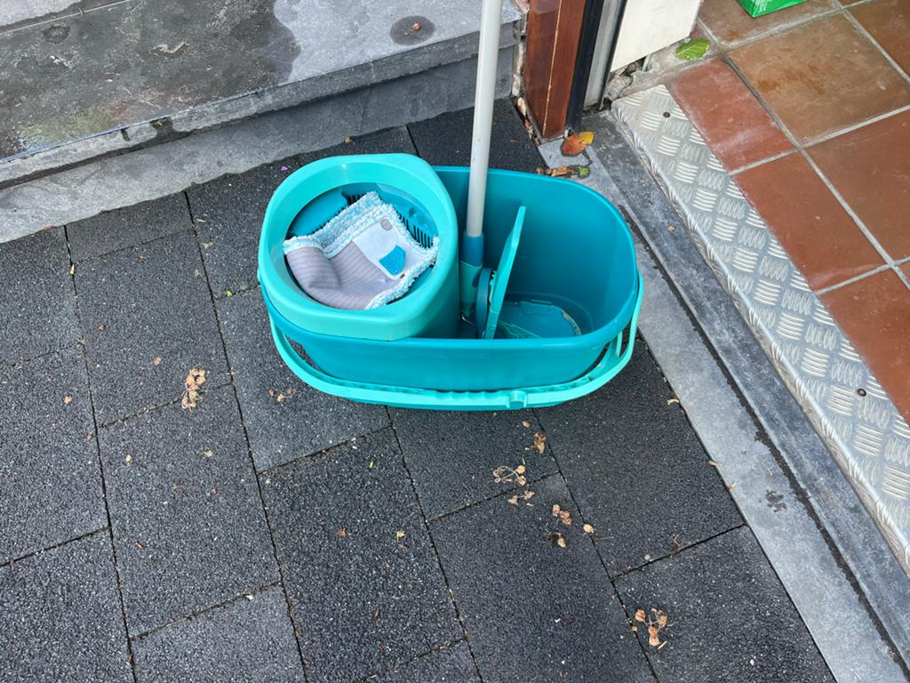 Dweilemmer met mop en wringer, Ophalen, Dweilemmer, -bak, of -wagen