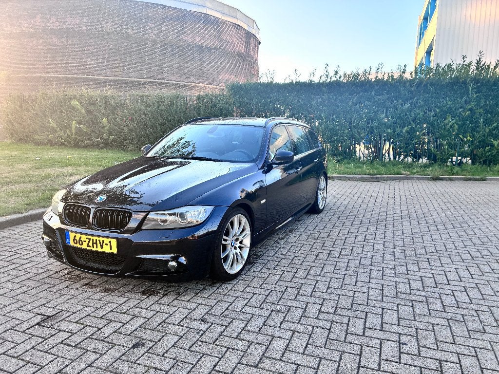 BMW 3-Serie 2.0 I 318 Touring AUT 2012 Zwart, Automaat, 1995 cc, 4 cilinders, Stationwagon