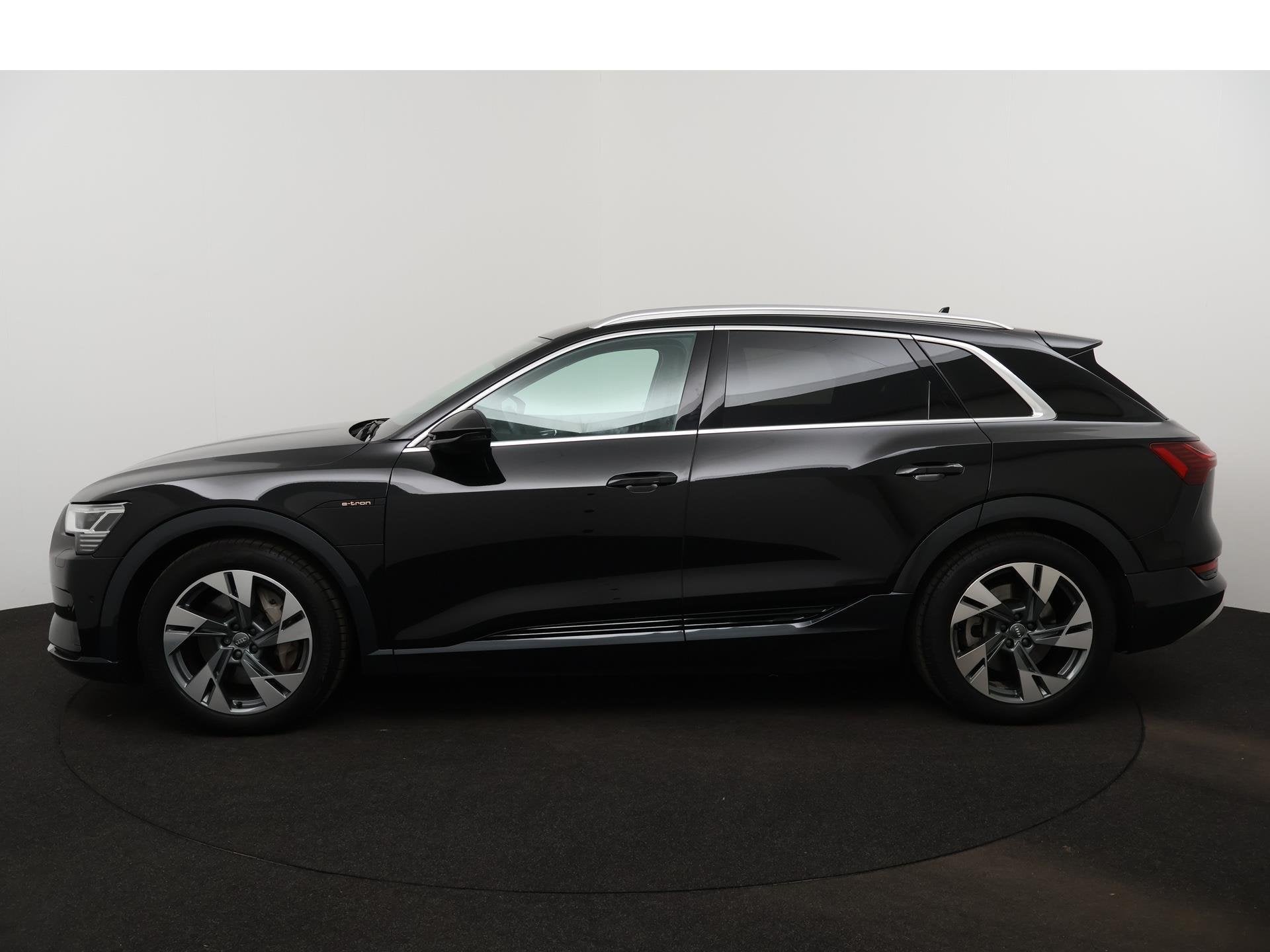 Audi e-tron e-tron 55 quattro advanced 95 kWh 408 PK | Navig, Auto's, Zwart, 95 kWh, Zwart, Vierwielaandrijving