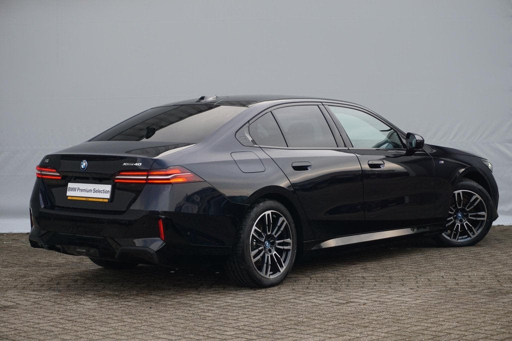 BMW i5 Sedan xDrive40 M Sportpakket 19'' / Panoramadak / Har, Auto's, BMW, Stof, Zwart, 394 pk, Zwart