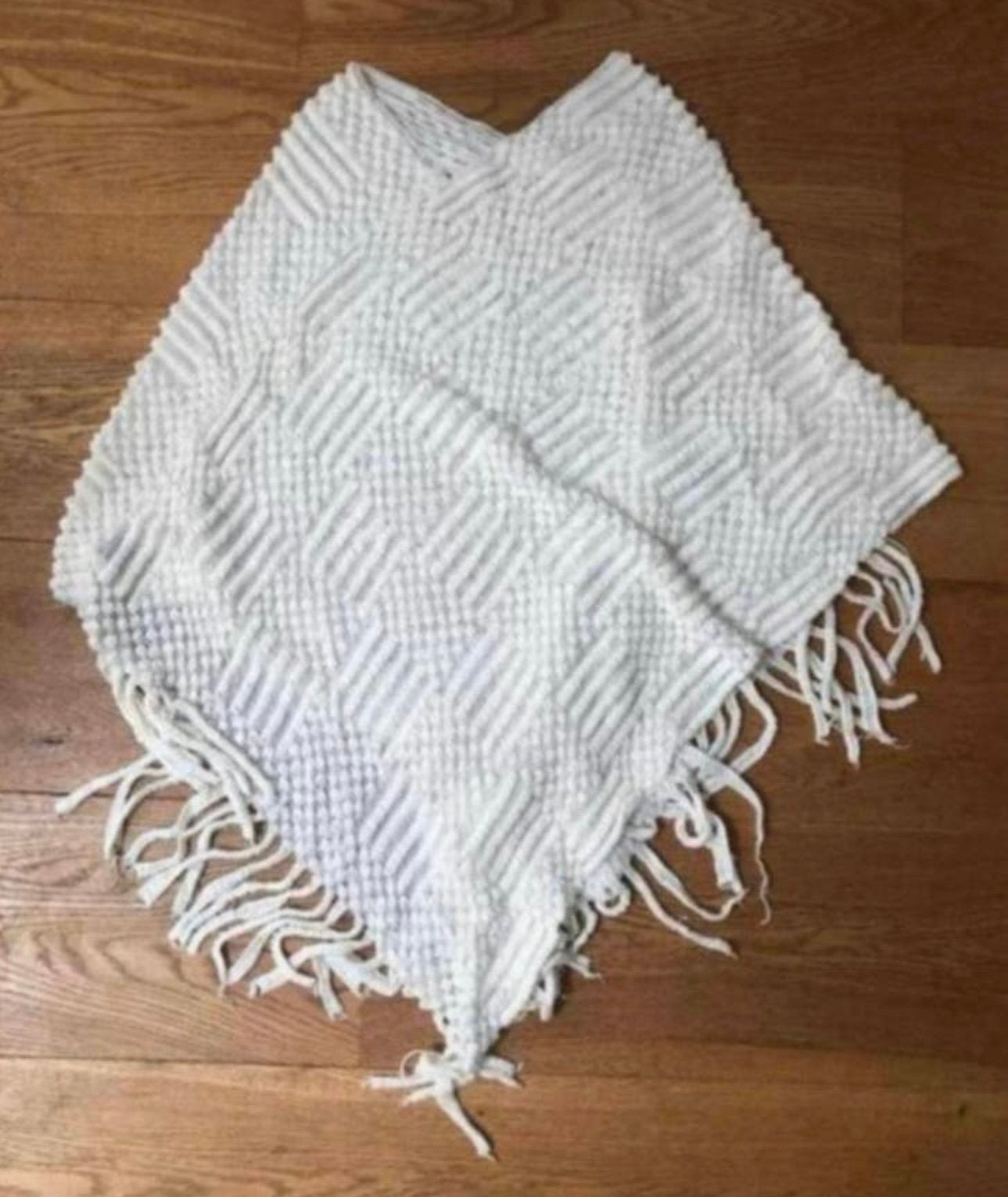 Gebreide poncho met franjes - wit - bohemian style, Ophalen of Verzenden, Zo goed als nieuw, Wit