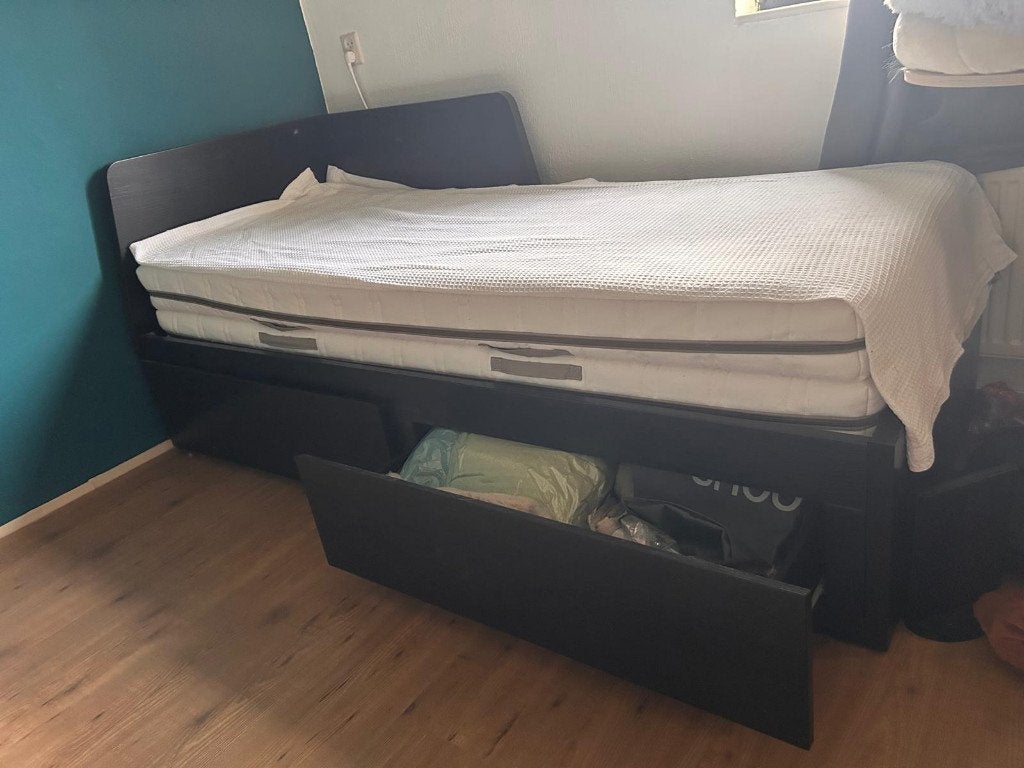 bedbank Flekke zwartbruin met 2 lades/2 matrassen, Huis en Inrichting, Ophalen, Bruin, Tweepersoons, Zo goed als nieuw
