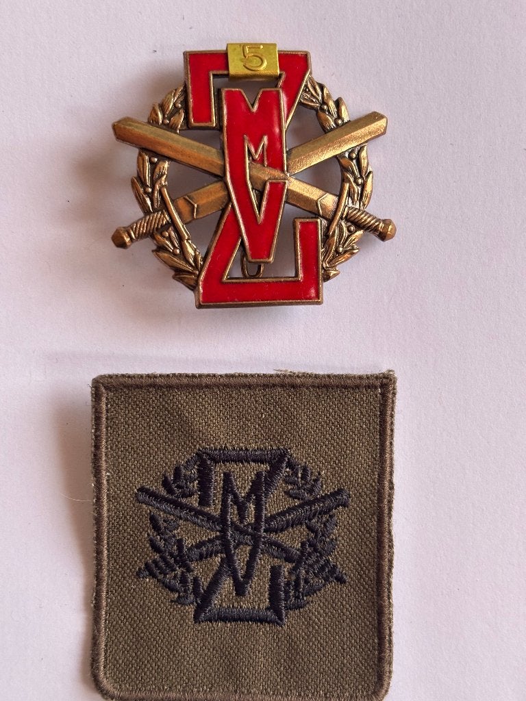 ZMV Speld NO: 5 rood met batch 100% perfect, Verzenden, Landmacht, Duitsland, Kleding of Schoenen