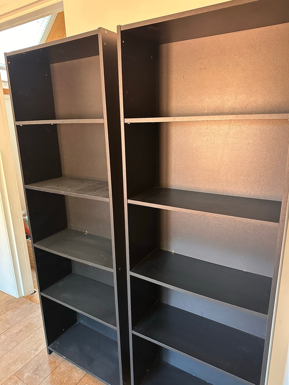 2 zwarte boekenkasten, Ophalen, Met plank(en), Gebruikt, 50 tot 100 cm