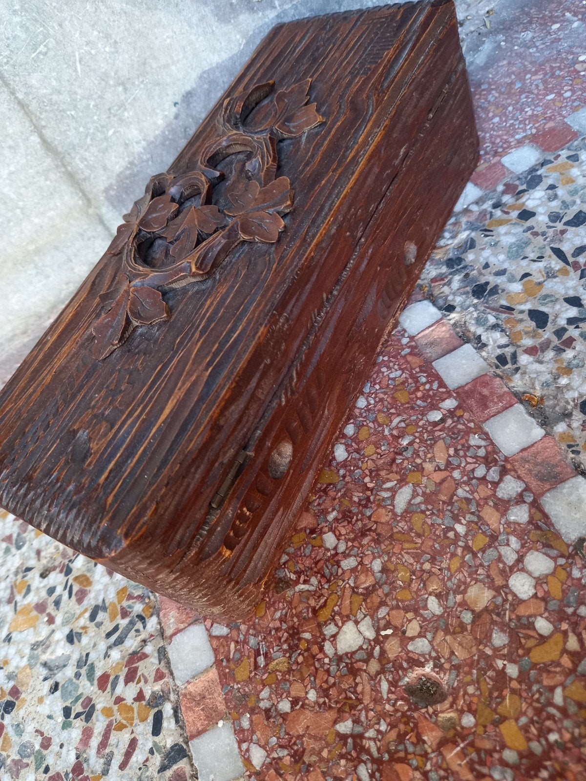 Antieke houten kist met houtsnijwerk en werkend slot, Ophalen of Verzenden