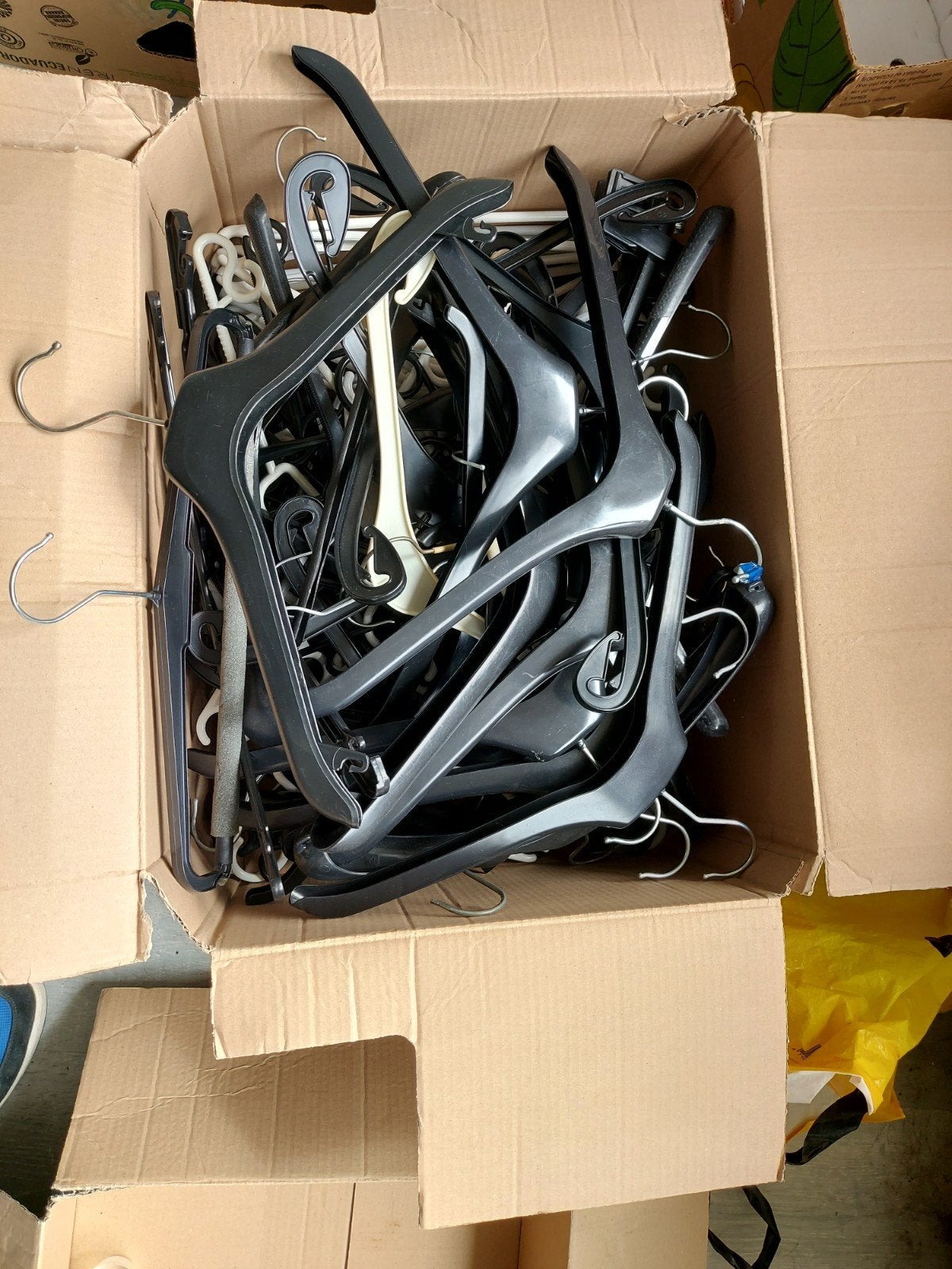 Gratis kledinghangers plastic, Kleding | Dames, Kledinghangers, Ophalen of Verzenden, Zo goed als nieuw, Kunststof