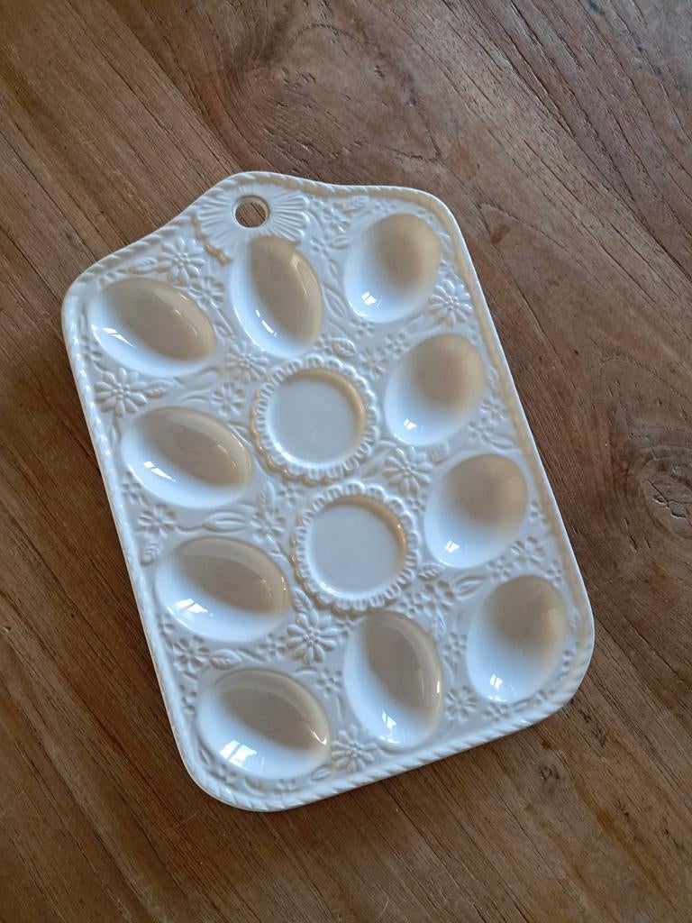 Eierschaal keramiek,  kleur wit, Ophalen of Verzenden, Rond, Porselein of Keramiek
