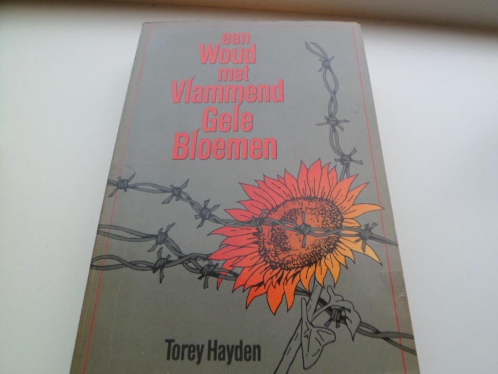 Een woud met vlammend gele bloemen - Torey Hayden,, Ophalen of Verzenden, Tweede Wereldoorlog, Zo goed als nieuw, Algemeen