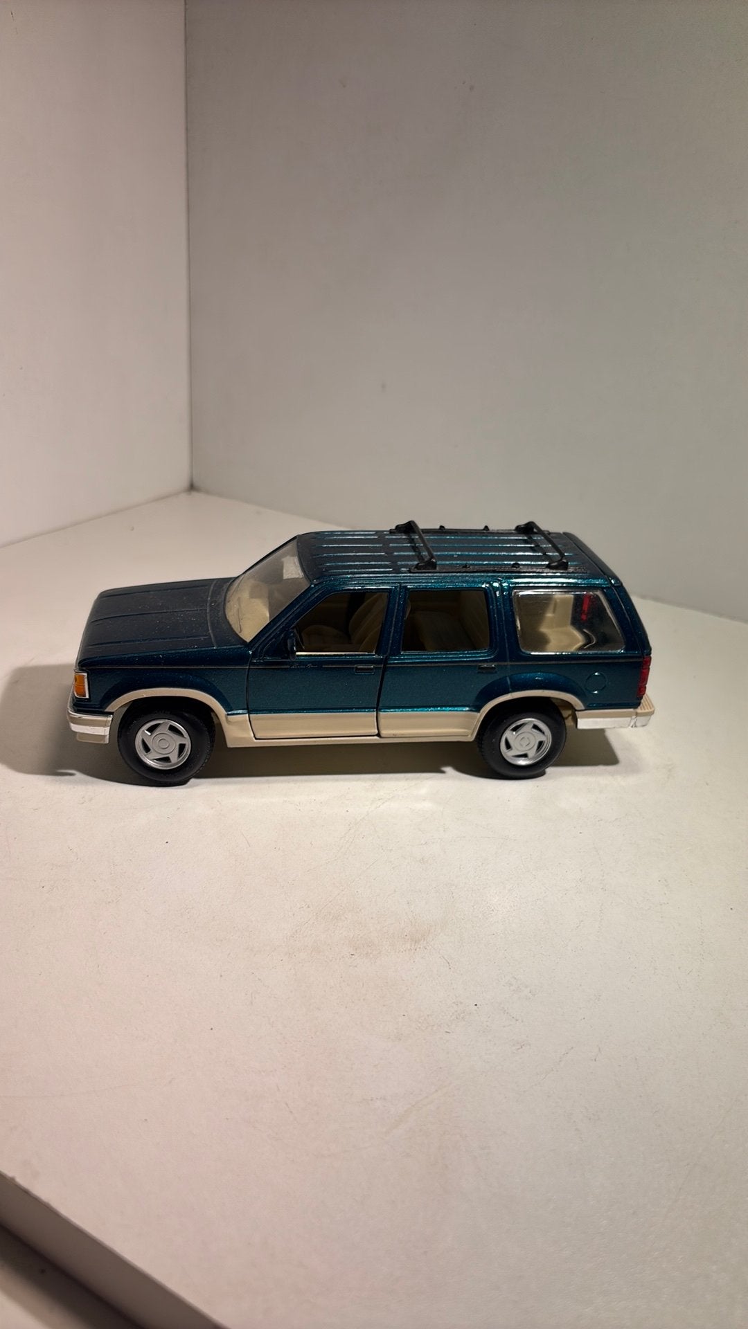 Ford explorer maisto 1.24, Maisto, Ophalen of Verzenden, A, A