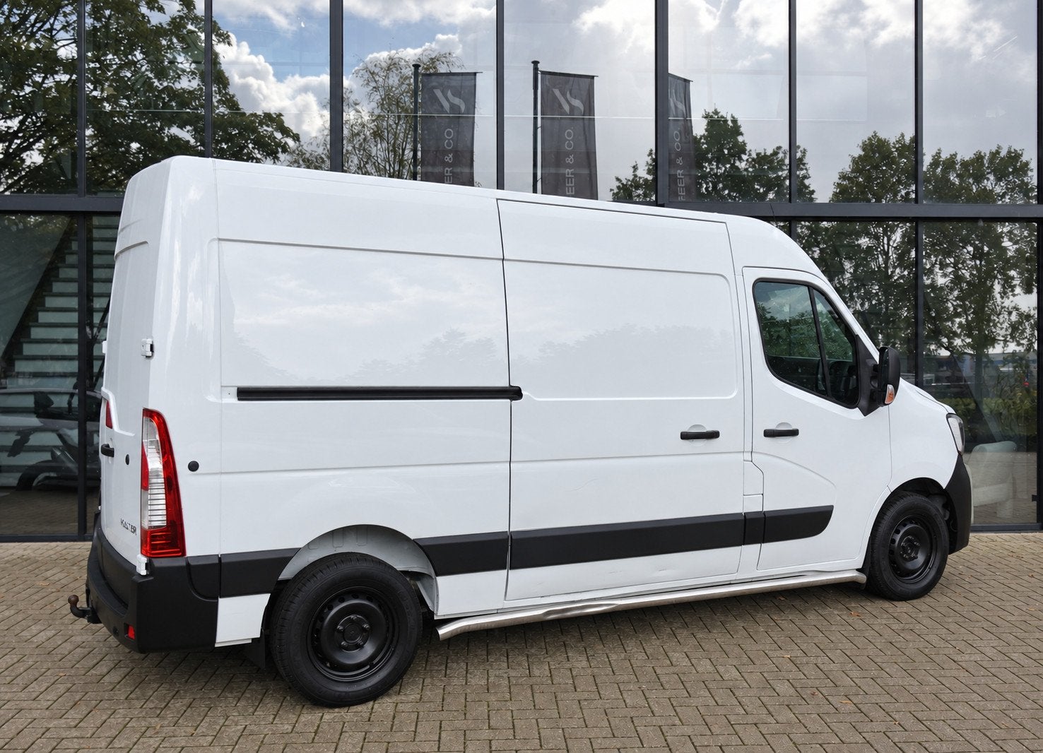 Renault MASTER T33 2.3 dCi 135 L2H2 AIRCO PCD TREKHAAK VOL, Auto's, Voorwielaandrijving, Dealer onderhouden, Gebruikt, 4 cilinders