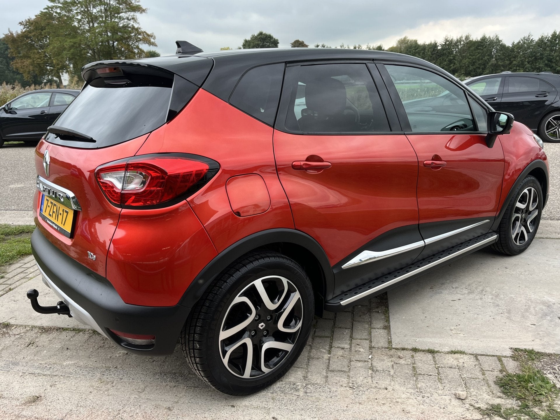 Renault Captur 0.9 TCe Helly Hansen / Trekhaak / Leder / Sto, Auto's, Voorwielaandrijving, Gebruikt, Zwart, 49 €/maand