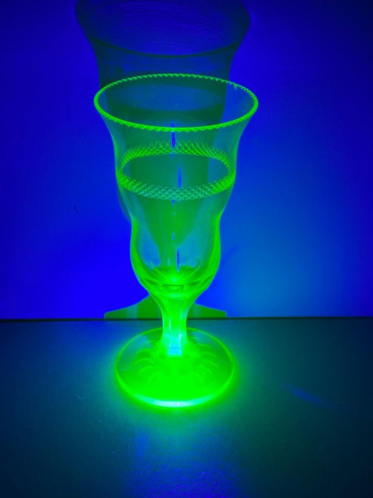 Vintage Uranium Glas Vaas - Glows in UV Light, Antiek en Kunst, Antiek | Glas en Kristal, Ophalen of Verzenden