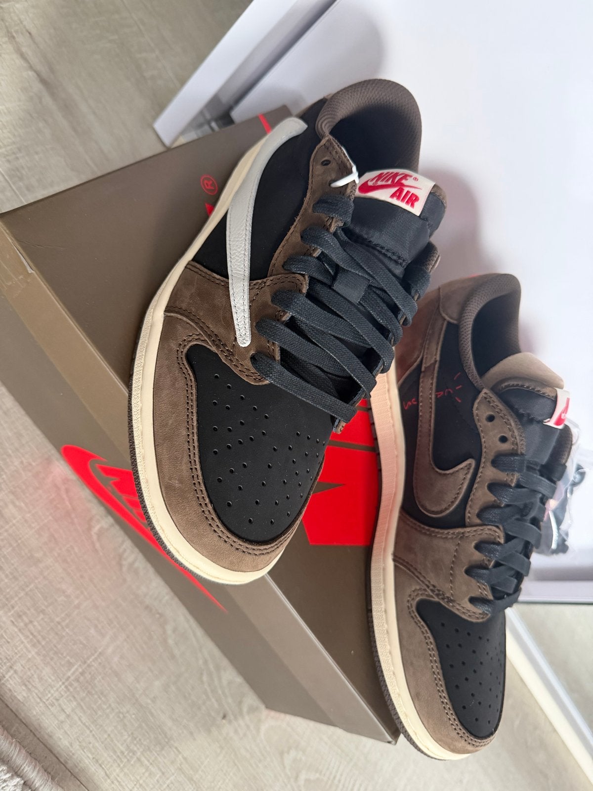 Maat 45 Nike Air Jordan 1 Low Travis Scott Reverse Mocha, Kleding | Heren, Ophalen of Verzenden, Nieuw, Bruin, Sneakers of Gympen
