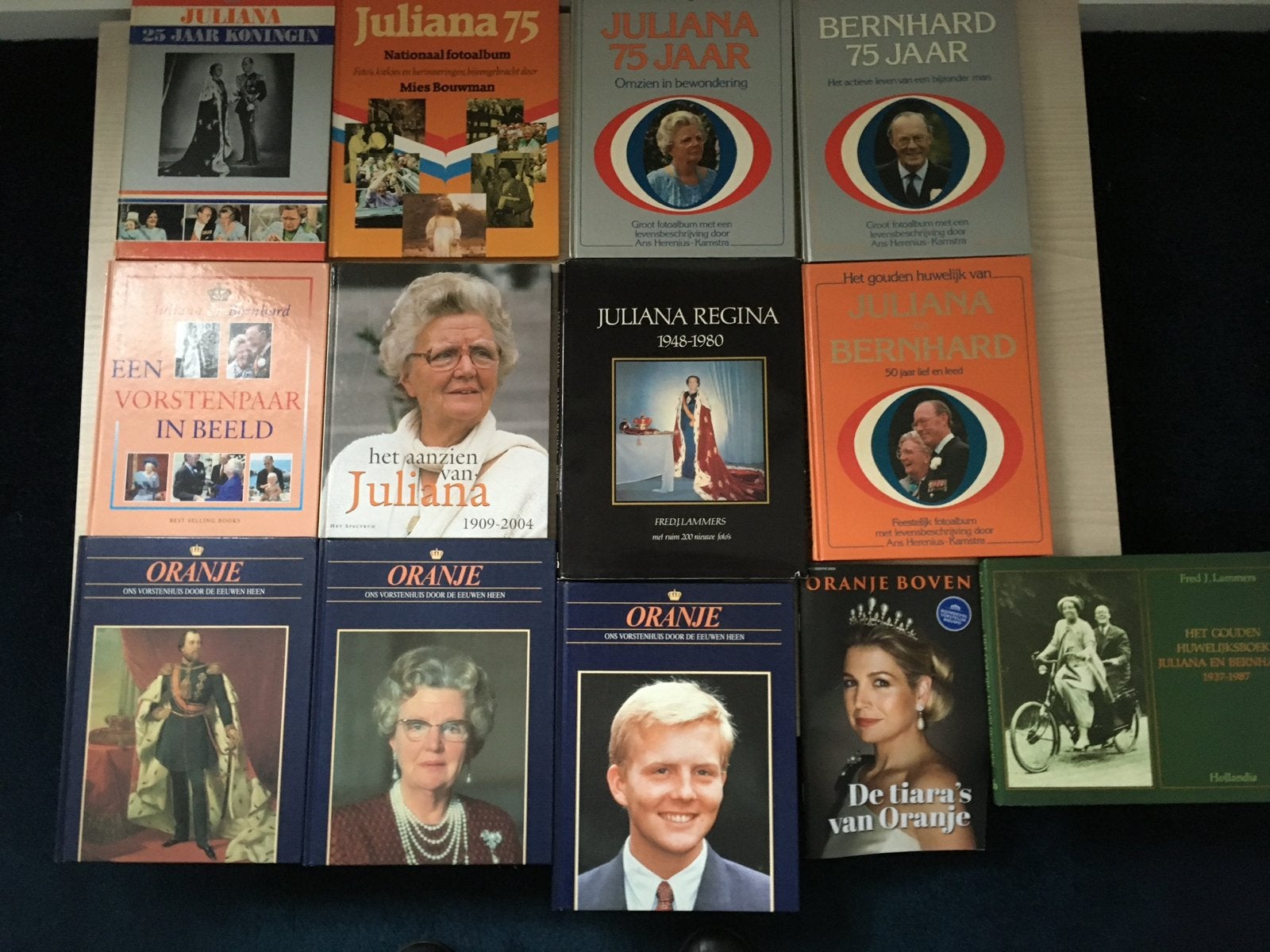 Grote verzameling boeken over hetKoningshuis €3,00 per stuk, Ophalen of Verzenden, Tijdschrift of Boek