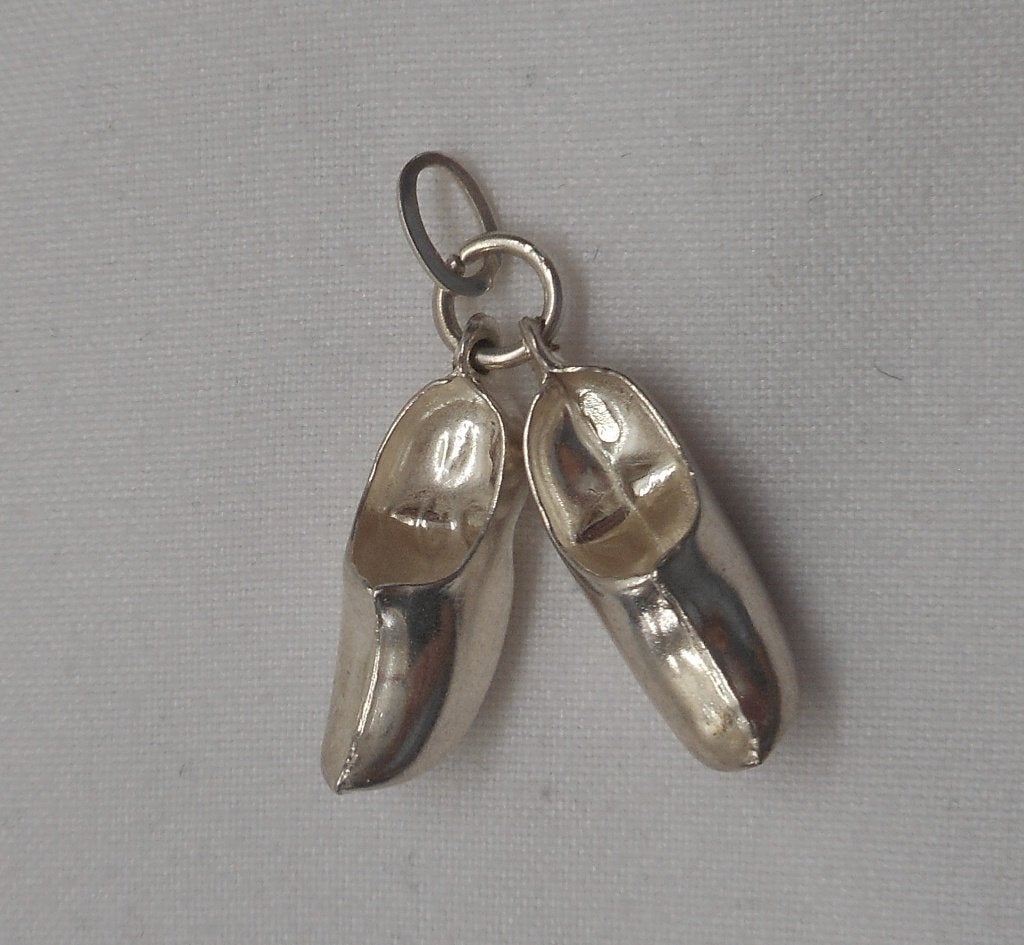 Zilveren hanger van 2 klompjes nr.775, Verzenden, Zo goed als nieuw, Zilver, Zilver