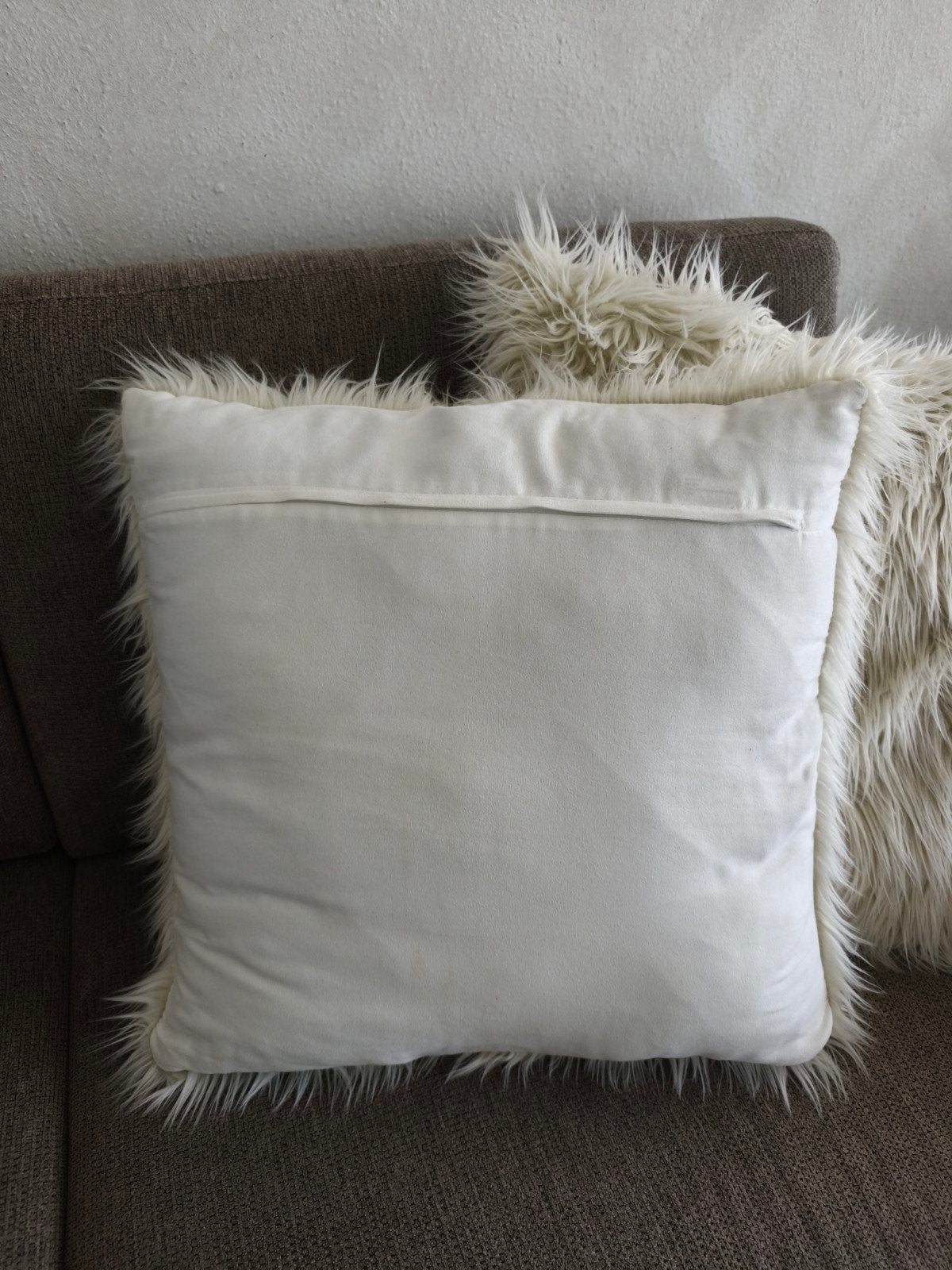 2 witte sierkussens, 55x55 cm, Ophalen, Gebruikt, Inclusief binnenkussen, Wit