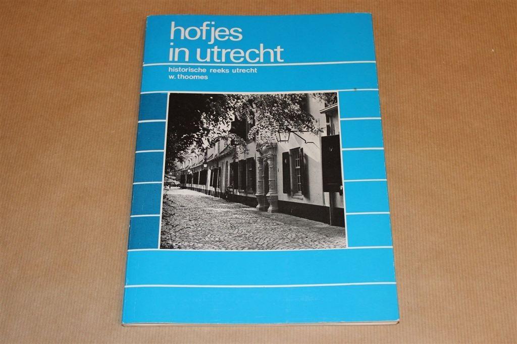 Hofjes in Utrecht [W. Thoomes] — Overzicht Godskameren, Boeken, Ophalen of Verzenden, Gelezen