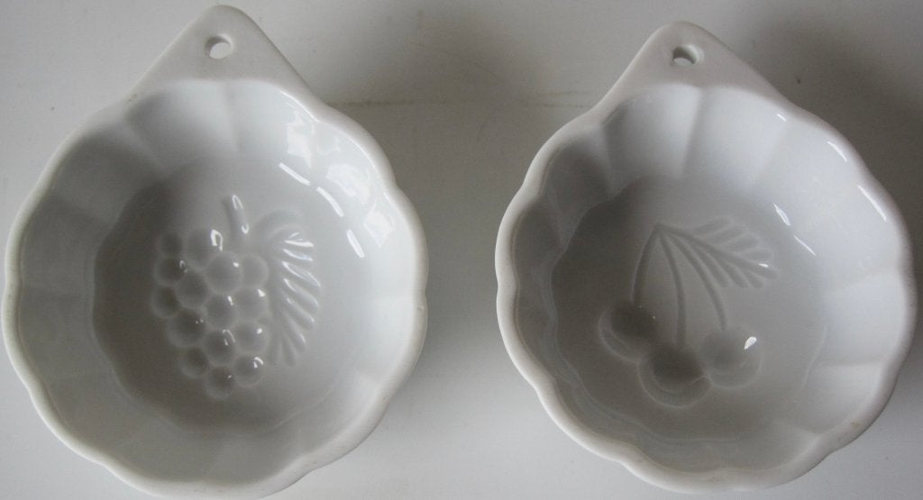 twee mini puddingvormpjes - druif - kers, Overige typen, Ophalen of Verzenden, Zo goed als nieuw, Overige stijlen