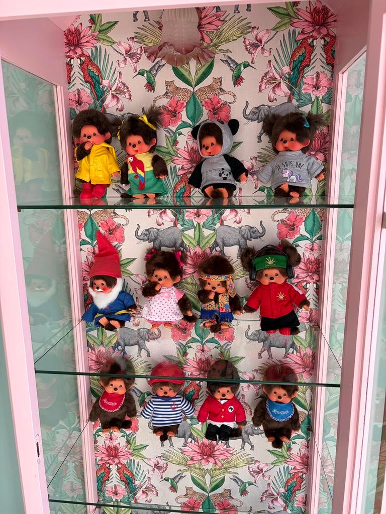 Monchhichi verzameling met nieuwe aapjes en prachtige kast, Ophalen, Nieuw