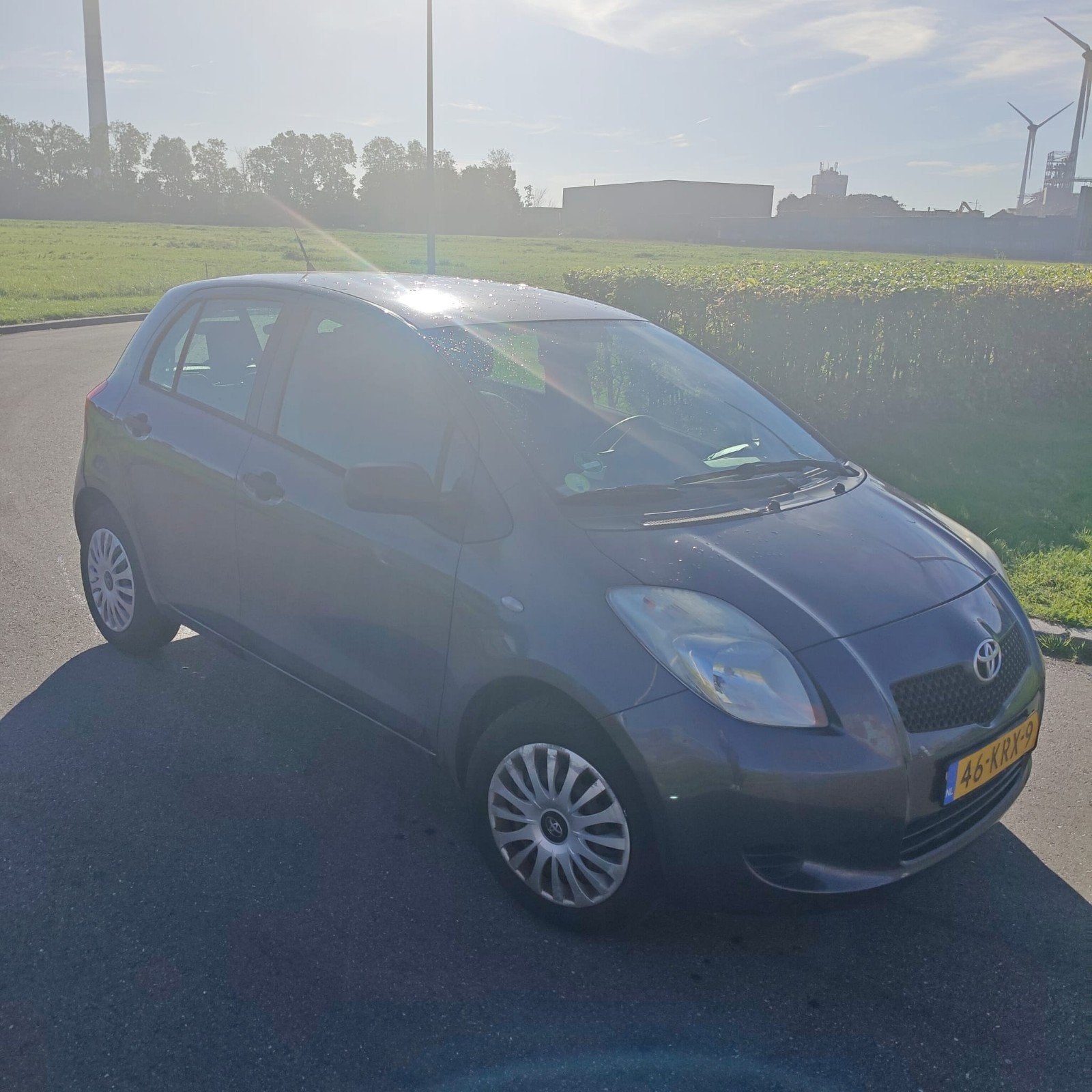 Foto 2 van Toyota Yaris 1.3 16V Vvt-i 5DR 2009 Grijs
