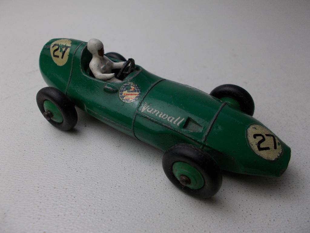 1958 Dinky Toys 239 VANWALL RACING CAR + DRIVER I.z.g.st., Ophalen of Verzenden, Zo goed als nieuw, Auto, Dinky Toys