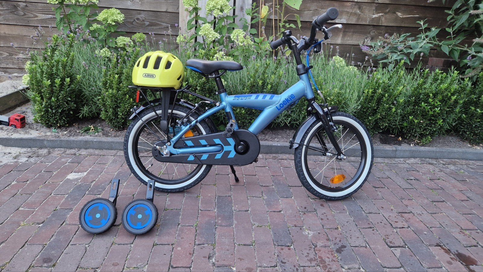 Loekie Snake Kinderfiets 16 inch met zijwieltjes en helm, Ophalen, Terugtraprem, Zijwieltjes, 16 tot 20 inch