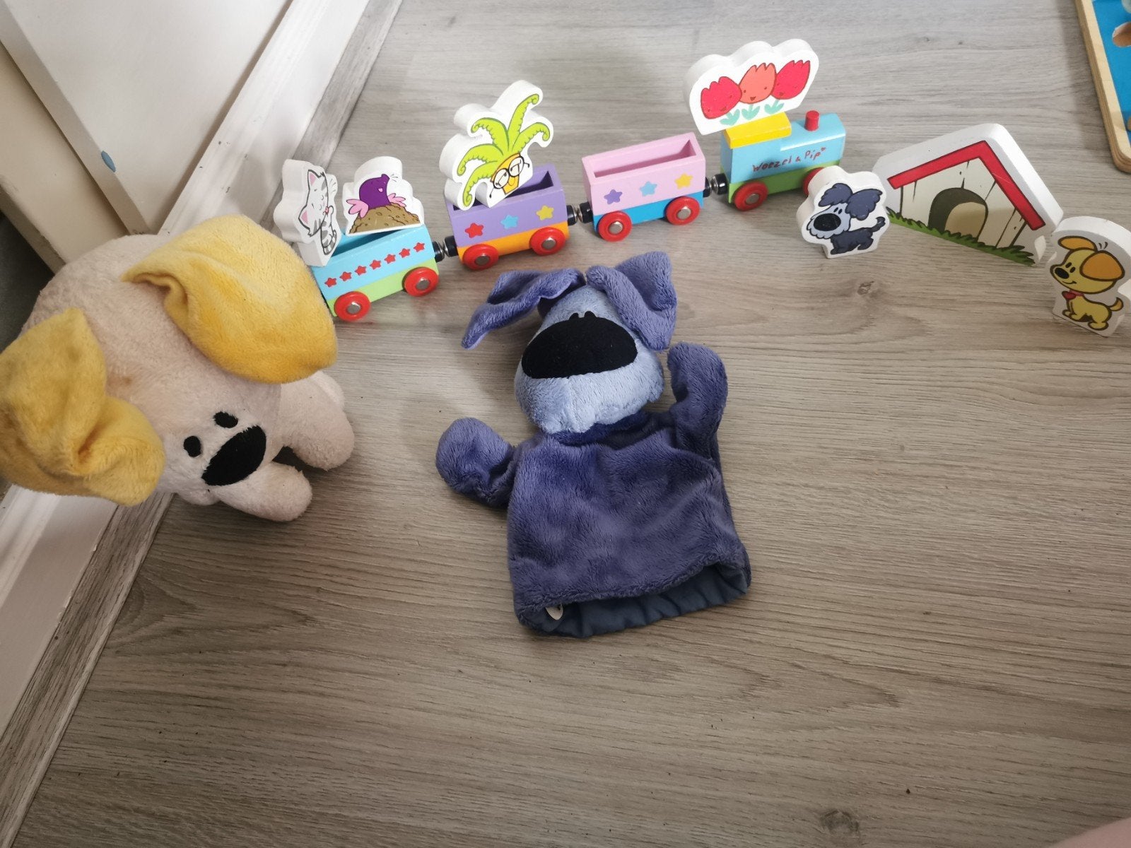 Houten trein, knuffels en houten hondenhok speelgoedset, Ophalen of Verzenden, Gebruikt, Jongen of Meisje