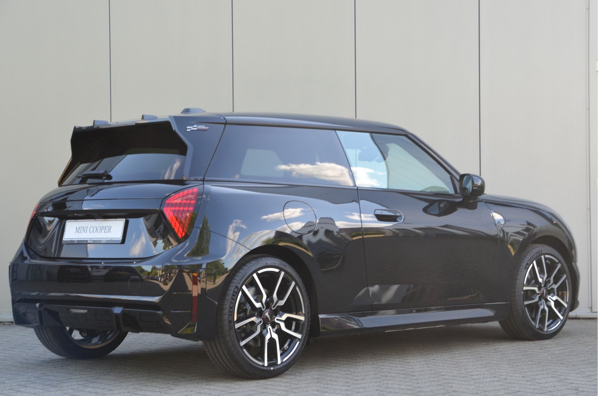 MINI Hatchback Cooper E / JCW / Pakket XL / 18 inch JCW Lap, Dealer onderhouden, Stof, Huisgarantie, Met garantie (alle)