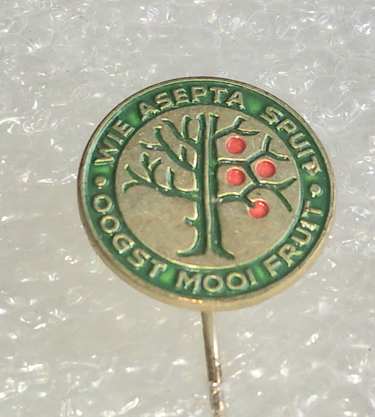 Vintage Speldje Asepta - Wie Asepta Spuit Oogst Mooi Fruit, Ophalen of Verzenden, Gebruikt, Overige onderwerpen, Speldje of Pin