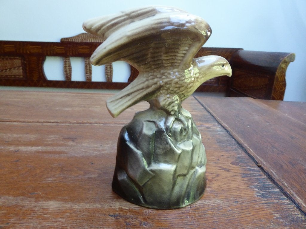 Art deco keramiek beeldje adelaar op rots, Ophalen of Verzenden
