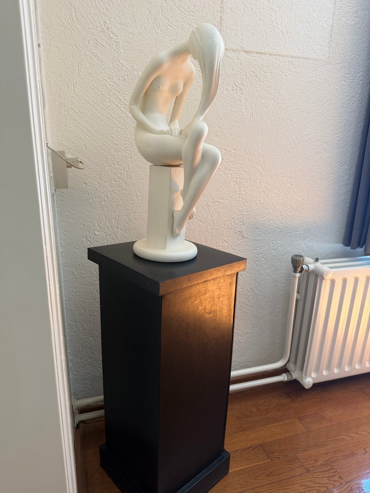 Elegant wit beeld van zittende vrouw op sokkel, Ophalen, 50 - 100 cm, Beeld, Composieten