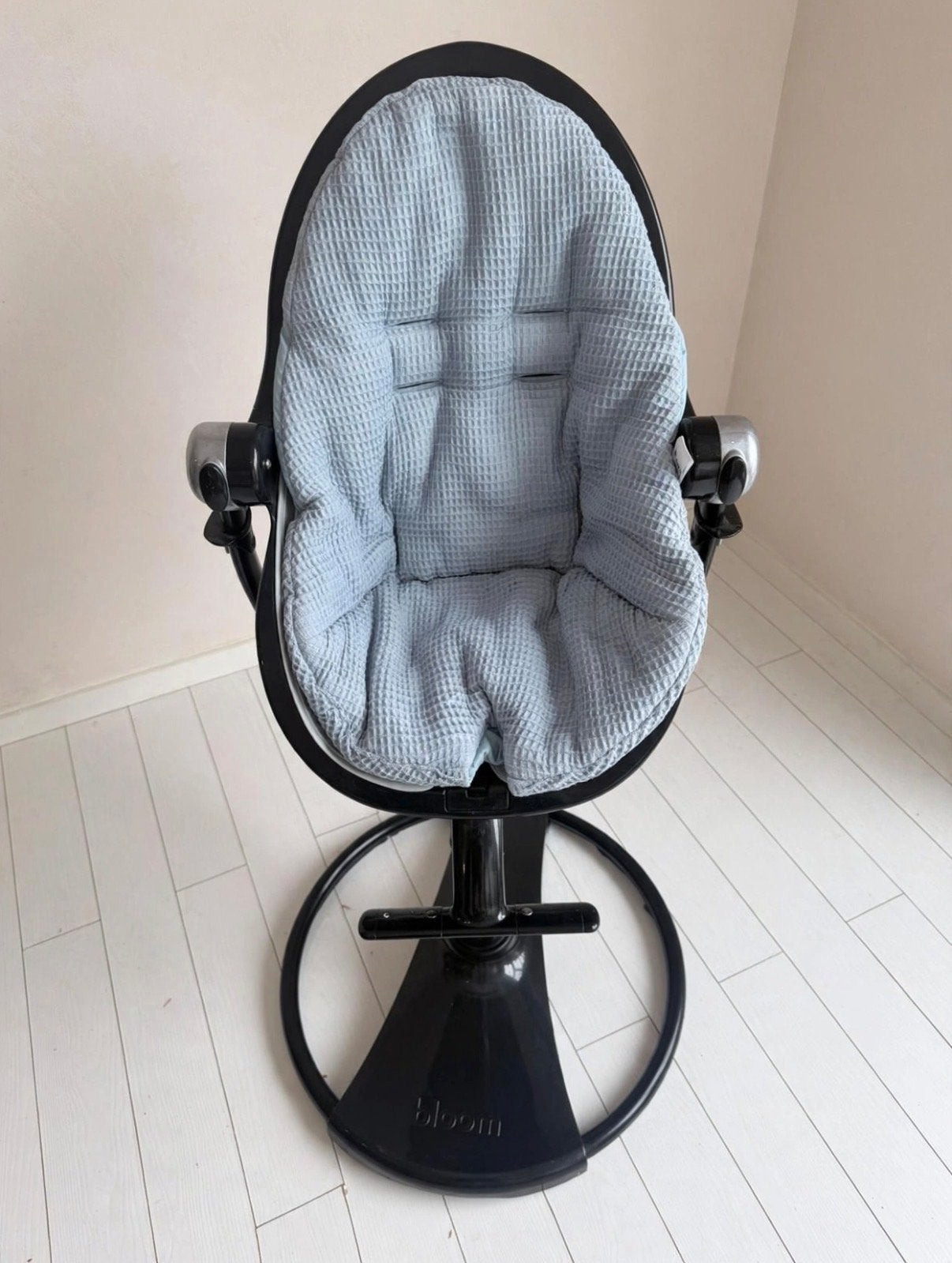 Bloom Fresco kinderstoel - Zwart met lichtblauw zitje, Kinderen en Baby's, Kinderstoelen, Ophalen, Gebruikt, Meegroeistoel, Afneembaar eetblad
