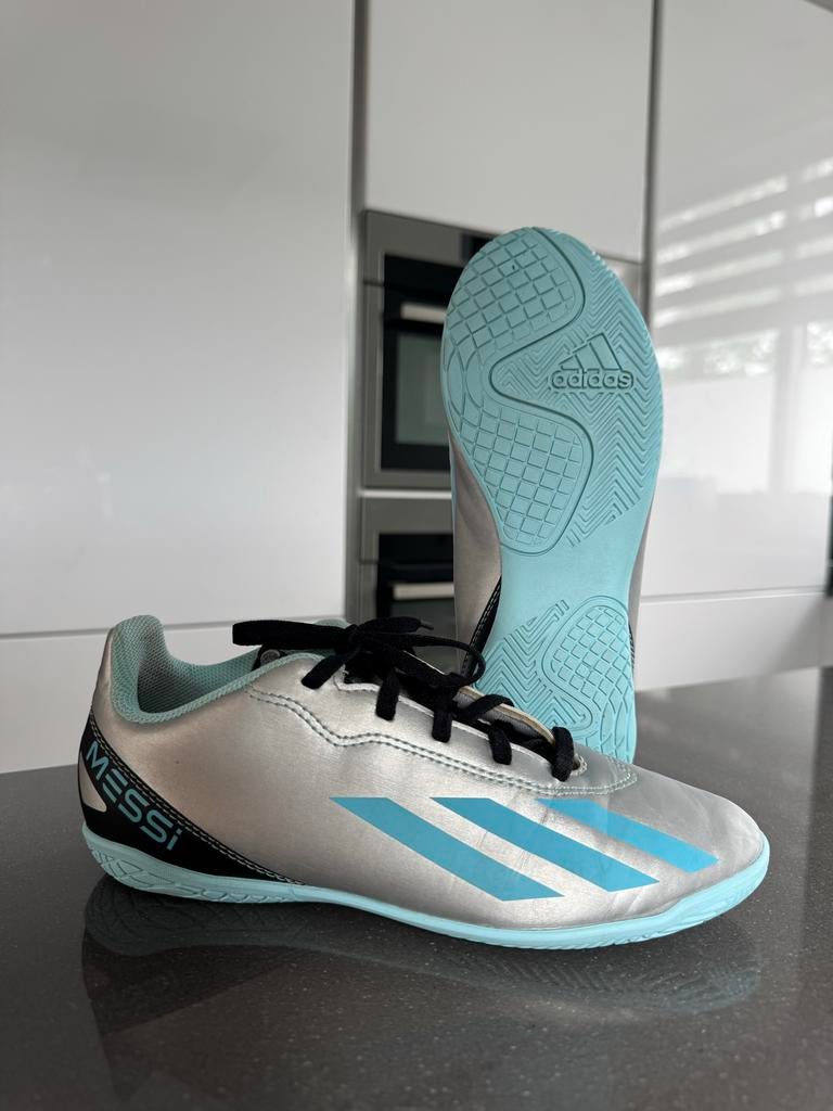 Adidas Messi zaalvoetbalschoenen - Zilver/Blauw maat 37 1/3, Maat XS of kleiner, Schoenen, Ophalen of Verzenden, Zo goed als nieuw