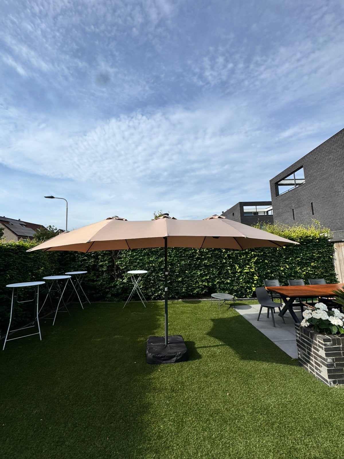 Mooie moderne parasol en zgan! 449x265 taupe, Ophalen, Zo goed als nieuw