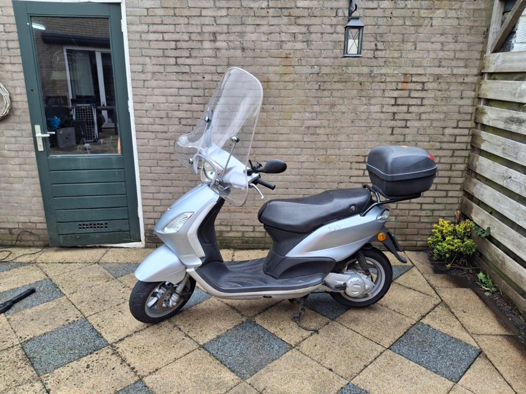 Piaggio Fly grijs uit 2011 met slechts 8.900 km op de teller, Piaggio, Gebruikt, Ophalen of Verzenden, Benzine