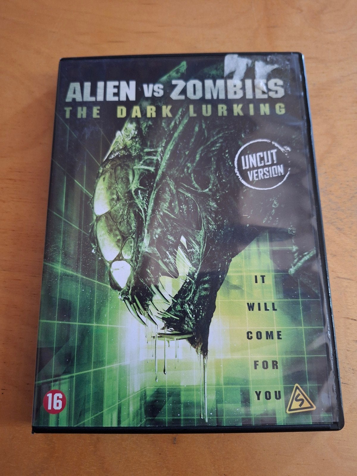DVD Alien vs Zombies: The Dark Lurking (Ongeknipt), Vanaf 16 jaar, Ophalen of Verzenden, Gebruikt, Actiethriller
